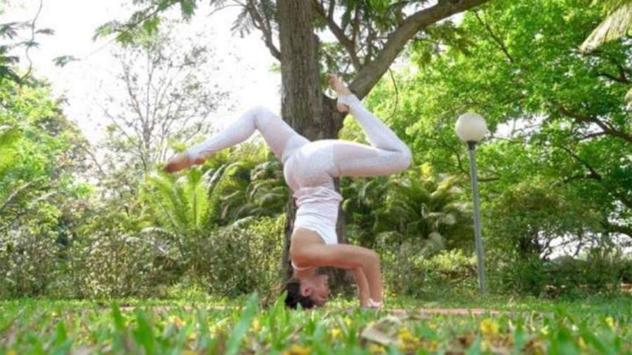 Jacqueline Fernandez does a Headstand Split - Watch Video here